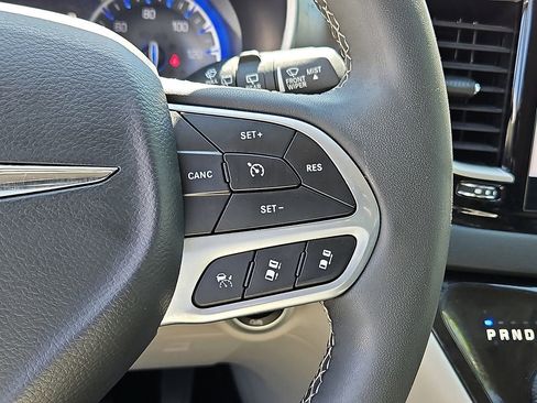 Used 2024 Chrysler Pacifica Touring-L FWD image 21