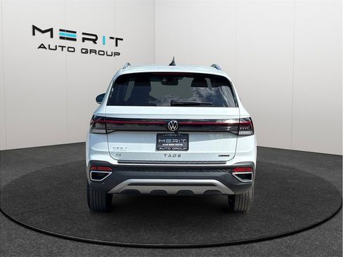 Used 2025 Volkswagen Taos SE AWD/4WD image 8