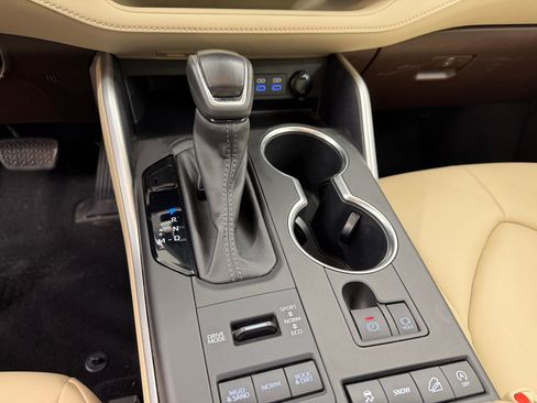 Used 2022 Toyota Highlander XLE image 19