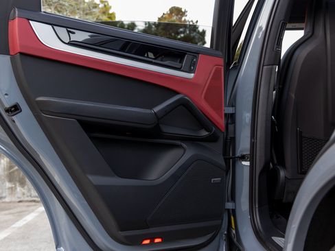 Certified 2025 Porsche Cayenne S image 38