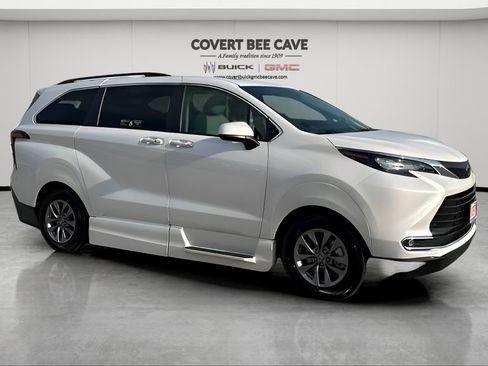 Used 2024 Toyota Sienna XLE w/ XLE Plus Package image 12