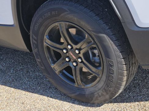 Used 2022 GMC Acadia AT4 w/ Technology Package AWD/4WD image 8