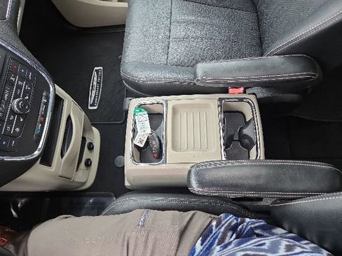 Used 2016 Chrysler Town & Country Touring-L FWD image 57