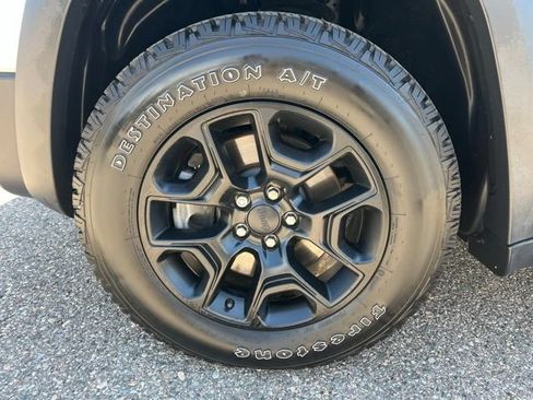 Used 2019 Jeep Cherokee Trailhawk w/ Cold Weather Group AWD/4WD image 9
