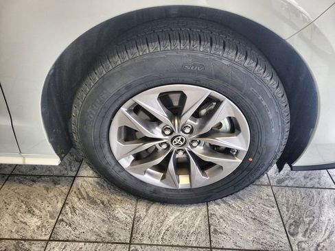 Used 2024 Toyota Sienna LE image 10