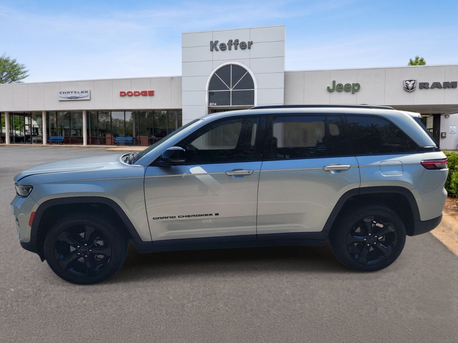 Certified 2025 Jeep Grand Cherokee Limited w/ Luxury Tech Group II RWD image 4