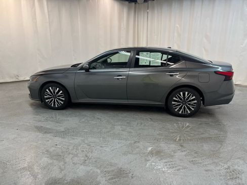 Used 2023 Nissan Altima 2.5 SV image 2
