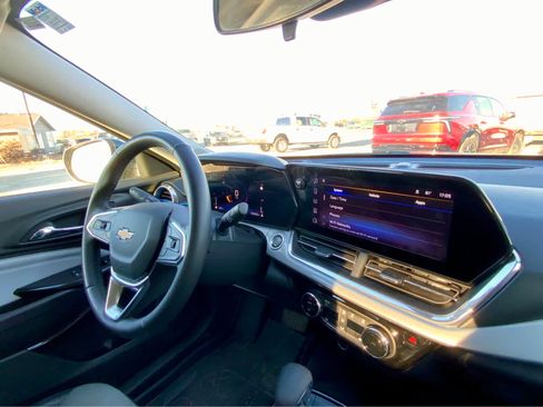 Certified 2025 Chevrolet Trax LT w/ Driver Confidence Package image 36