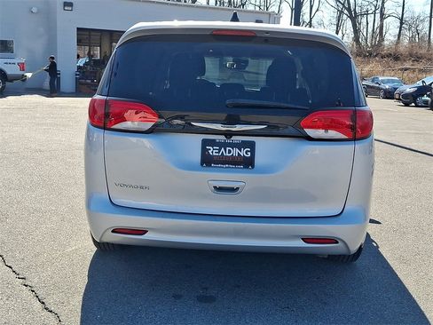 Used 2023 Chrysler Voyager LX image 6