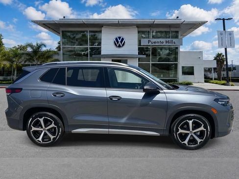 New 2026 Volkswagen Tiguan SE FWD image 3