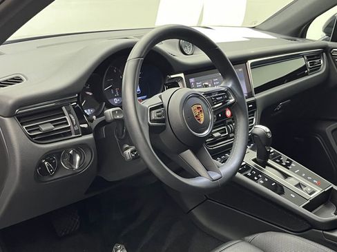 Used 2025 Porsche Macan image 4