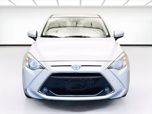 Used 2019 Toyota Yaris LE image 2