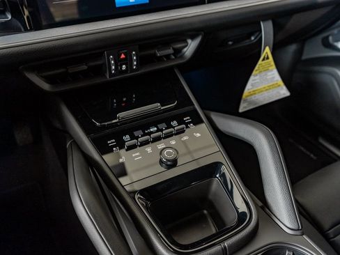 New 2025 Porsche Cayenne Coupe image 22