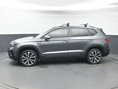 Used 2022 Volkswagen Taos SE FWD image 2