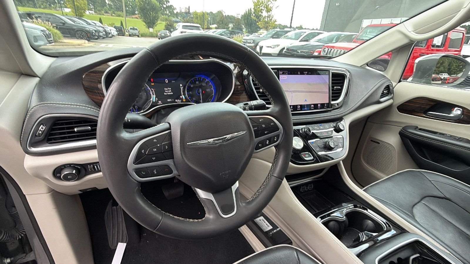 Used 2022 Chrysler Pacifica Limited FWD image 27