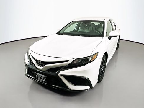 Used 2021 Toyota Camry SE FWD image 3