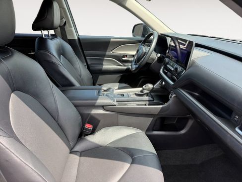Used 2025 Toyota Grand Highlander AWD image 15