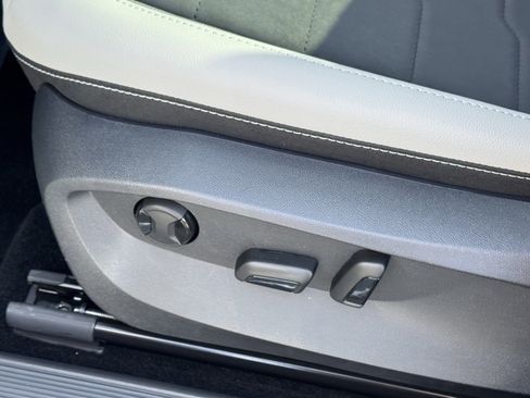 Used 2025 Volkswagen Taos SE AWD/4WD image 17