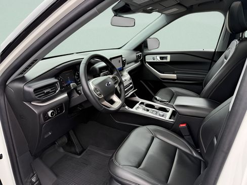 Used 2023 Ford Explorer XLT w/ Equipment Group 202A AWD/4WD image 4