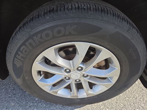 Used 2019 Hyundai Santa Fe SE image 11