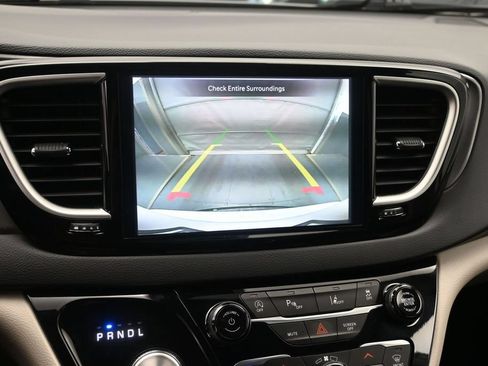 Used 2023 Chrysler Pacifica Touring-L FWD image 15