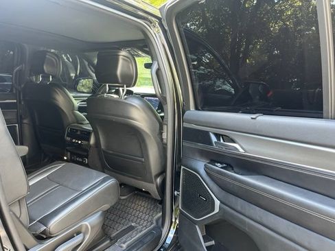 Used 2024 Jeep Wagoneer Series II w/ Convenience Group I AWD/4WD image 12