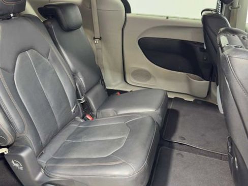 Used 2019 Chrysler Pacifica Touring-L Plus w/ Tire & Wheel Group image 16