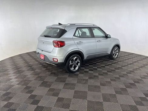 Used 2022 Hyundai Venue SEL FWD image 5