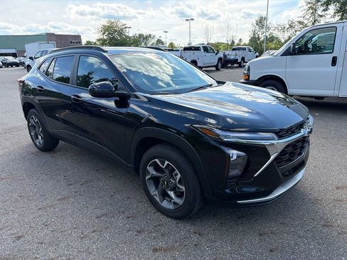 Used 2024 Chevrolet Trax LT w/ Sunroof Package FWD image 2