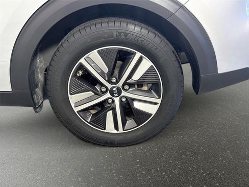 Used 2020 Kia Niro LXS FWD image 28
