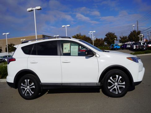 Used 2018 Toyota RAV4 LE image 4