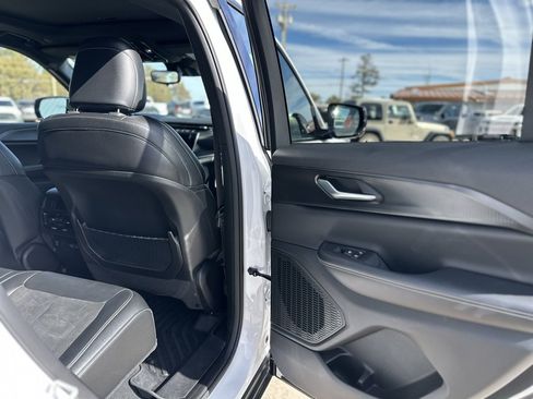 Used 2024 Jeep Grand Cherokee Altitude image 10