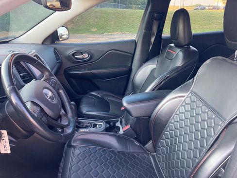 Used 2019 Jeep Cherokee Trailhawk w/ Comfort/Convenience Group AWD/4WD image 3