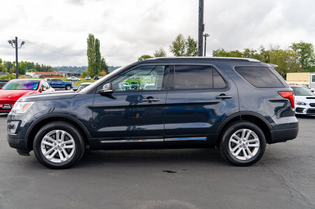 Used 2017 Ford Explorer XLT w/ Equipment Group 201A FWD image 12