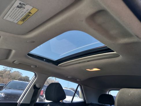 Used 2024 Hyundai Venue SEL image 18