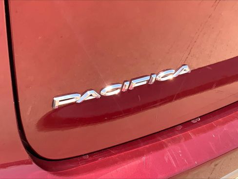 Used 2018 Chrysler Pacifica Touring Plus w/ Tire & Wheel Group FWD image 10