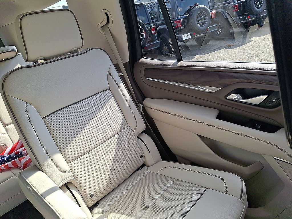 Used 2024 GMC Yukon Denali w/ Advanced Technology Package AWD/4WD image 14