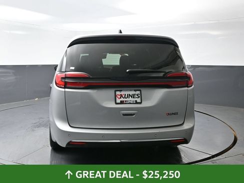 Used 2024 Chrysler Pacifica Touring-L FWD image 14