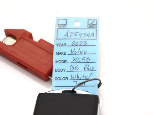 Used 2023 Volvo XC90 B6 Plus image 32