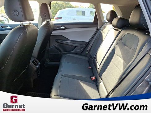 Certified 2022 Volkswagen Taos SE image 11