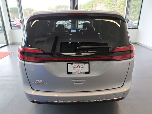 Used 2023 Chrysler Pacifica Touring-L FWD image 5