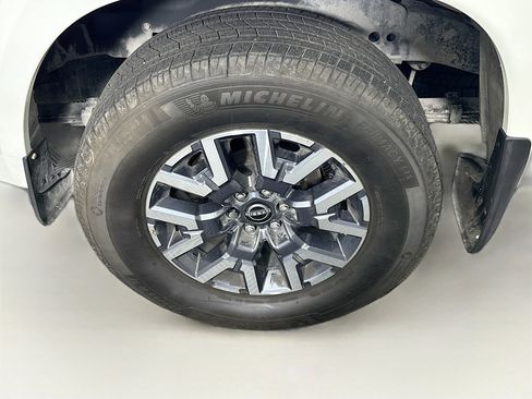Used 2024 Nissan Frontier SL w/ Technology Package image 11