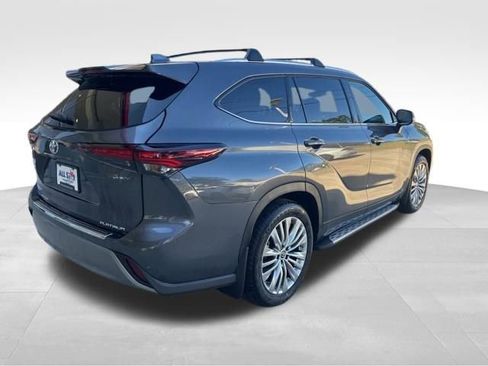 Used 2025 Toyota Highlander Platinum image 6