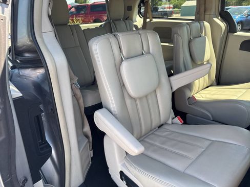 Used 2016 Chrysler Town & Country LX image 19