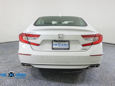 Used 2018 Honda Accord Touring image 6