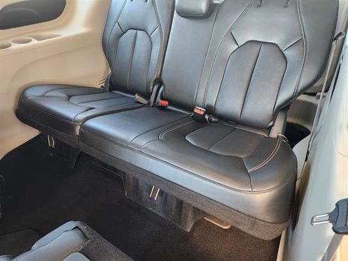 Used 2024 Chrysler Pacifica Touring-L image 22