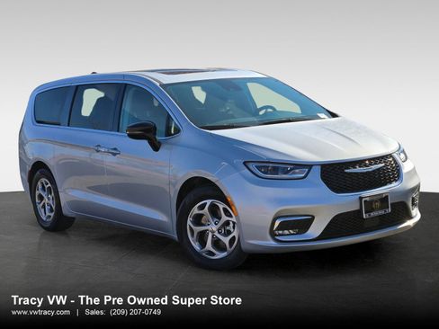 Used 2024 Chrysler Pacifica Limited image 1