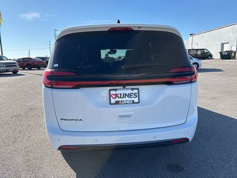 New 2026 Chrysler Pacifica Select image 8