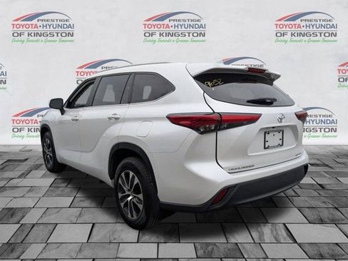 Used 2023 Toyota Highlander XLE AWD/4WD image 6
