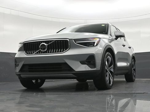 Used 2024 Volvo XC40 B5 Plus AWD/4WD image 31